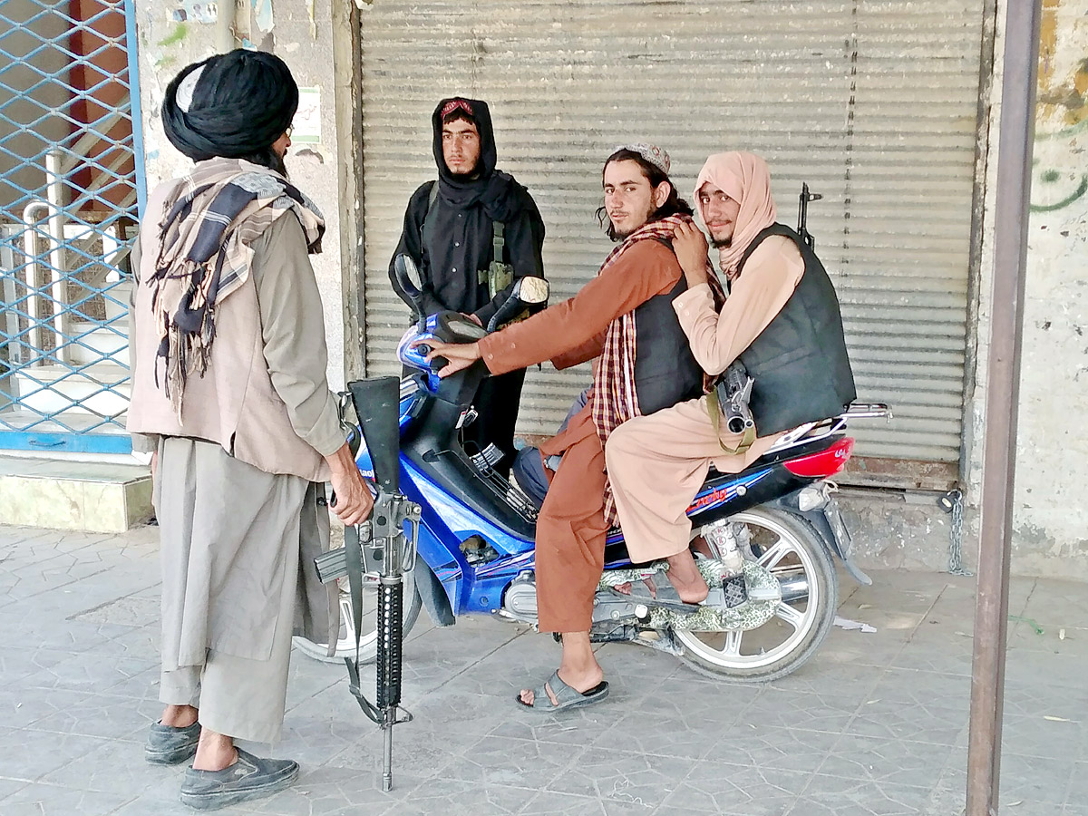 Afghan leader rallies forces in besieged northern city - Sakshi20