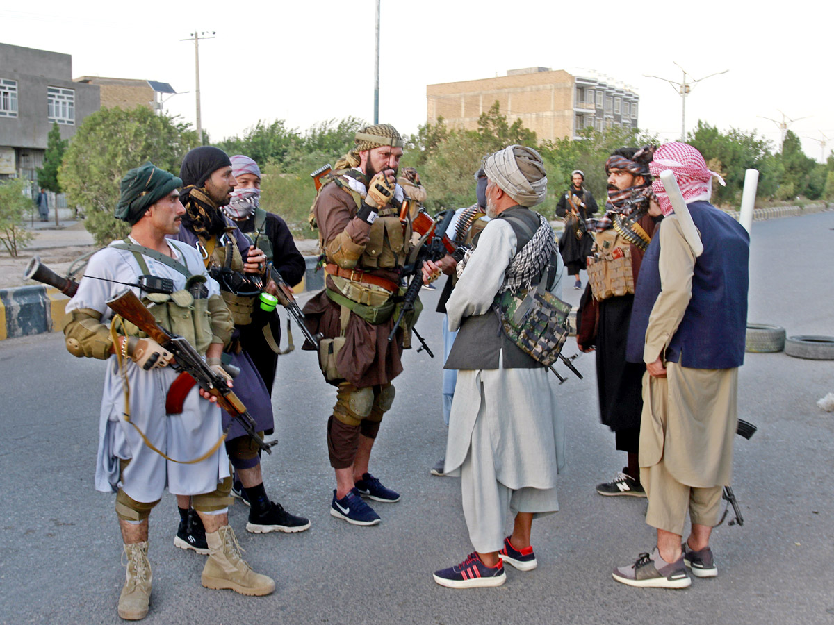 Afghan leader rallies forces in besieged northern city - Sakshi1