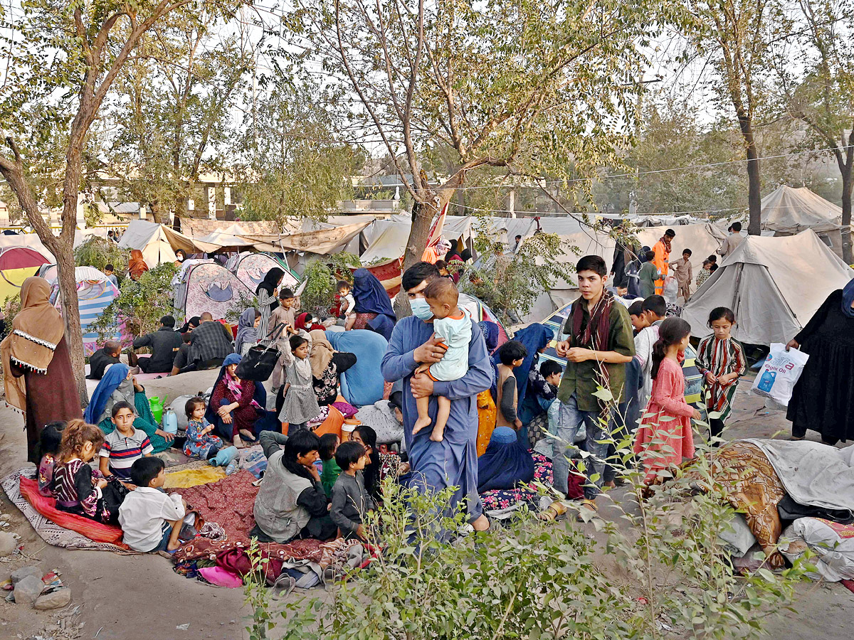 Afghan leader rallies forces in besieged northern city - Sakshi4