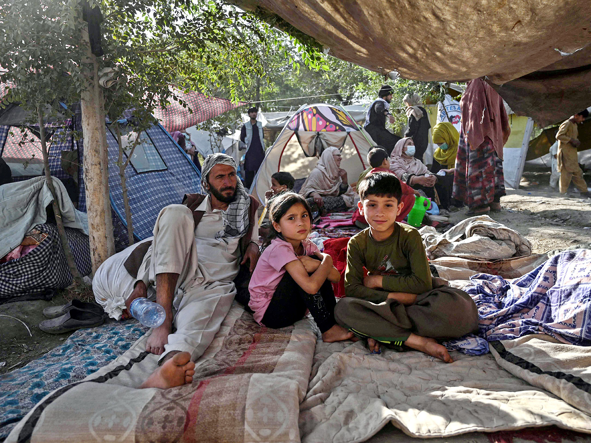 Afghan leader rallies forces in besieged northern city - Sakshi5