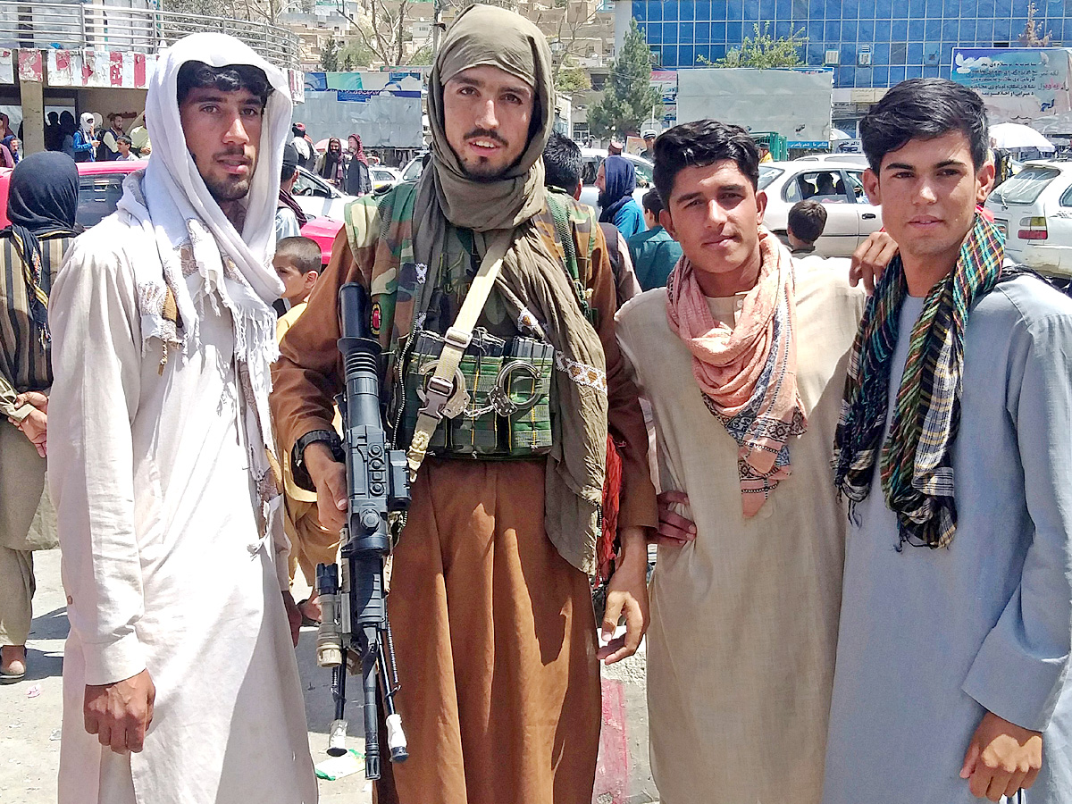 Afghan leader rallies forces in besieged northern city - Sakshi6