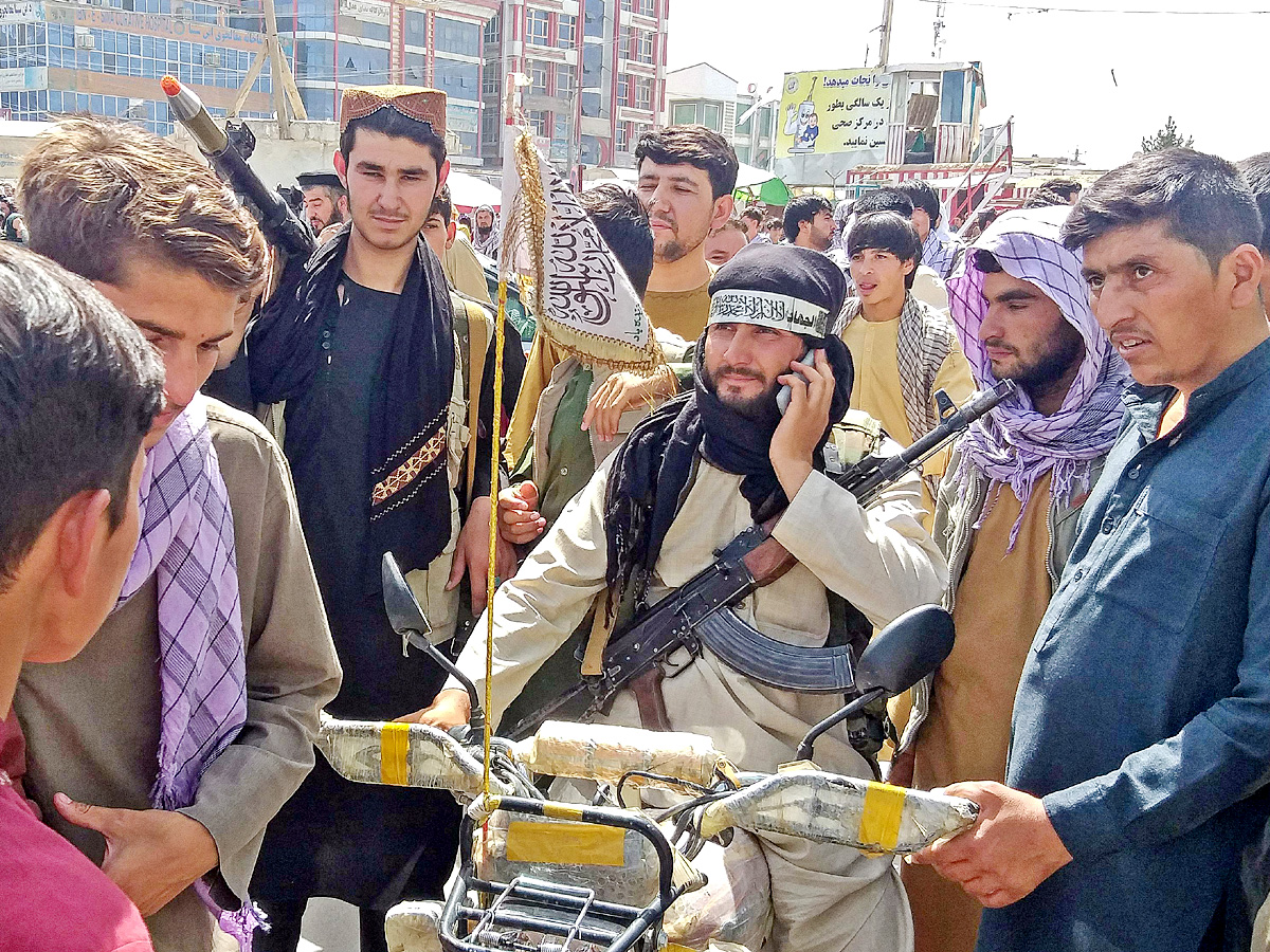 Afghan leader rallies forces in besieged northern city - Sakshi7