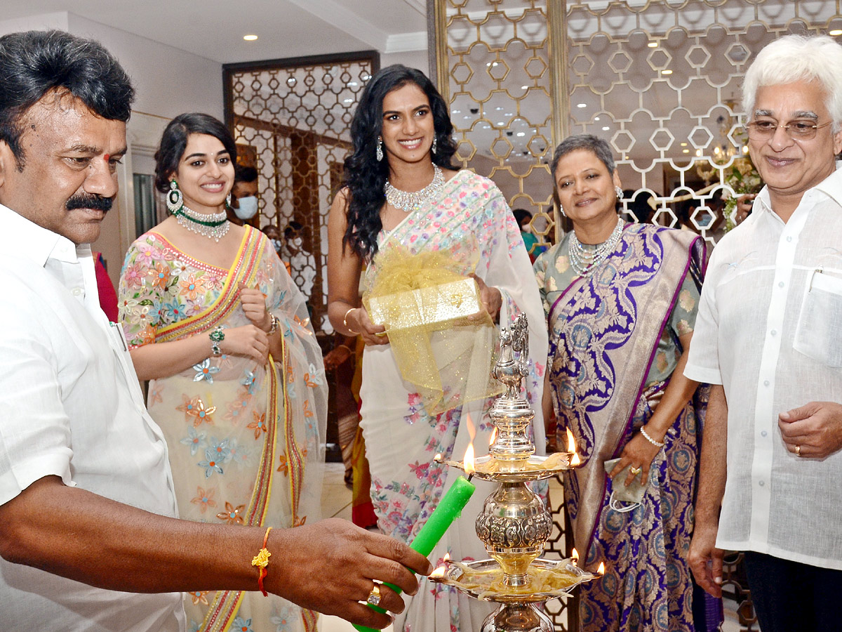PV Sindhu Inaugurates 'Vasundhara' Jwellery store in Hyderabad Photo Gallery - Sakshi2