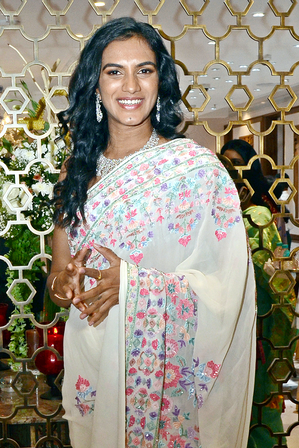PV Sindhu Inaugurates 'Vasundhara' Jwellery store in Hyderabad Photo Gallery - Sakshi11
