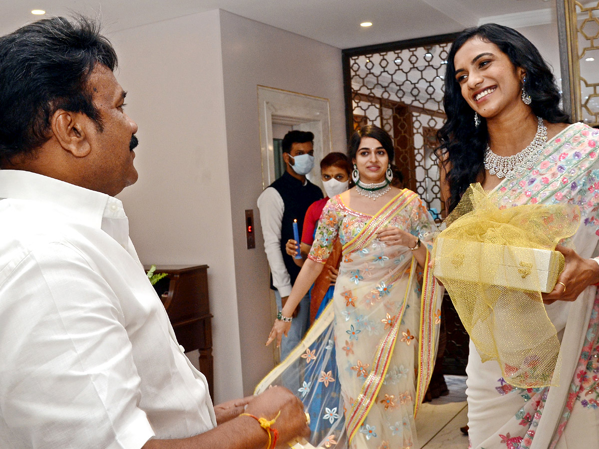 PV Sindhu Inaugurates 'Vasundhara' Jwellery store in Hyderabad Photo Gallery - Sakshi3