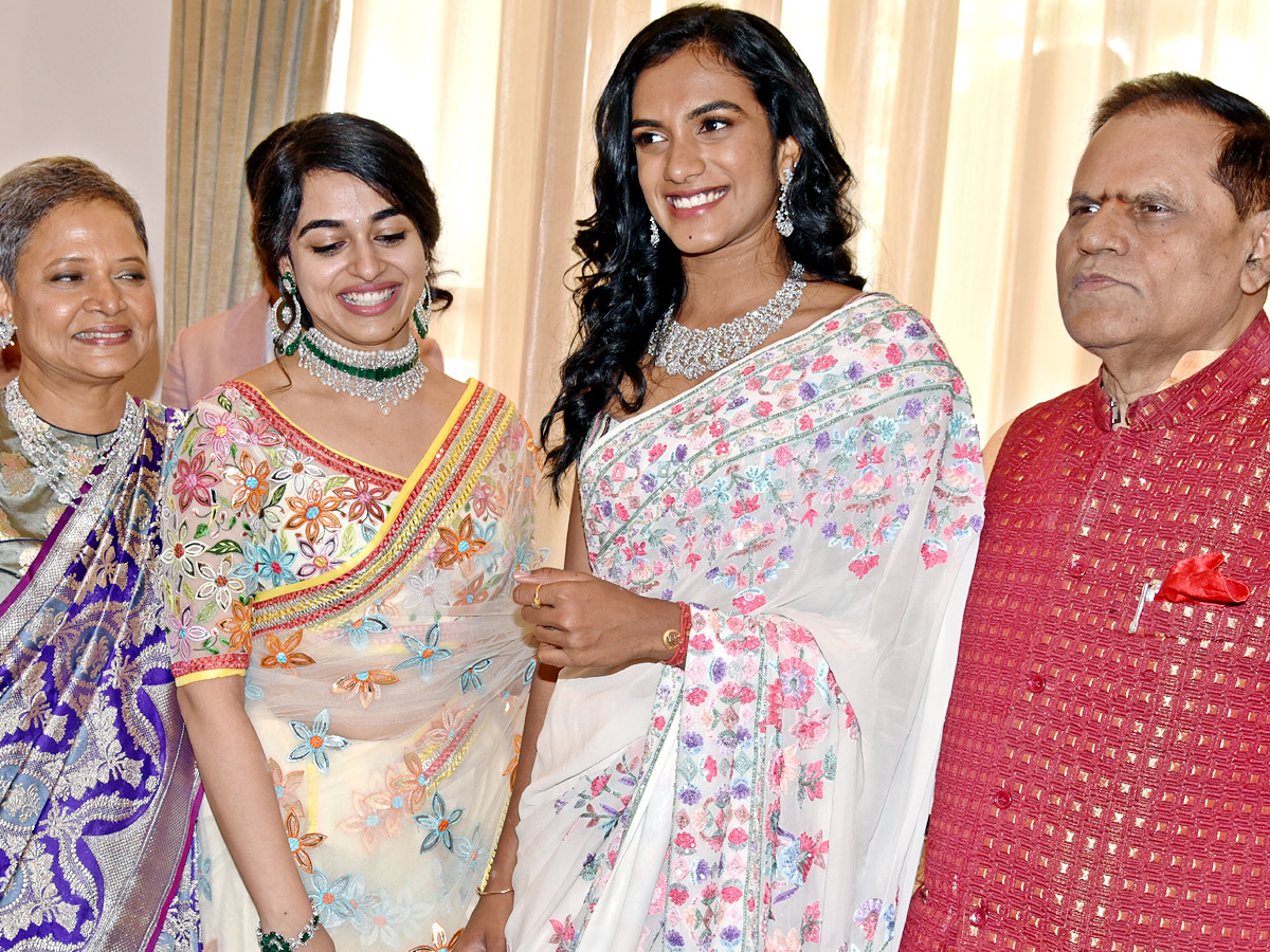 PV Sindhu Inaugurates 'Vasundhara' Jwellery store in Hyderabad Photo Gallery - Sakshi4