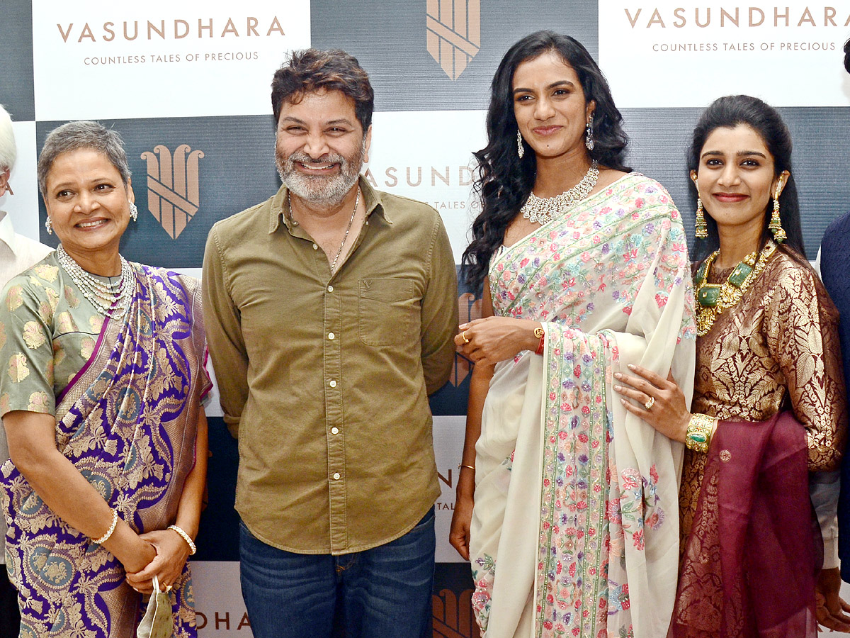 PV Sindhu Inaugurates 'Vasundhara' Jwellery store in Hyderabad Photo Gallery - Sakshi1