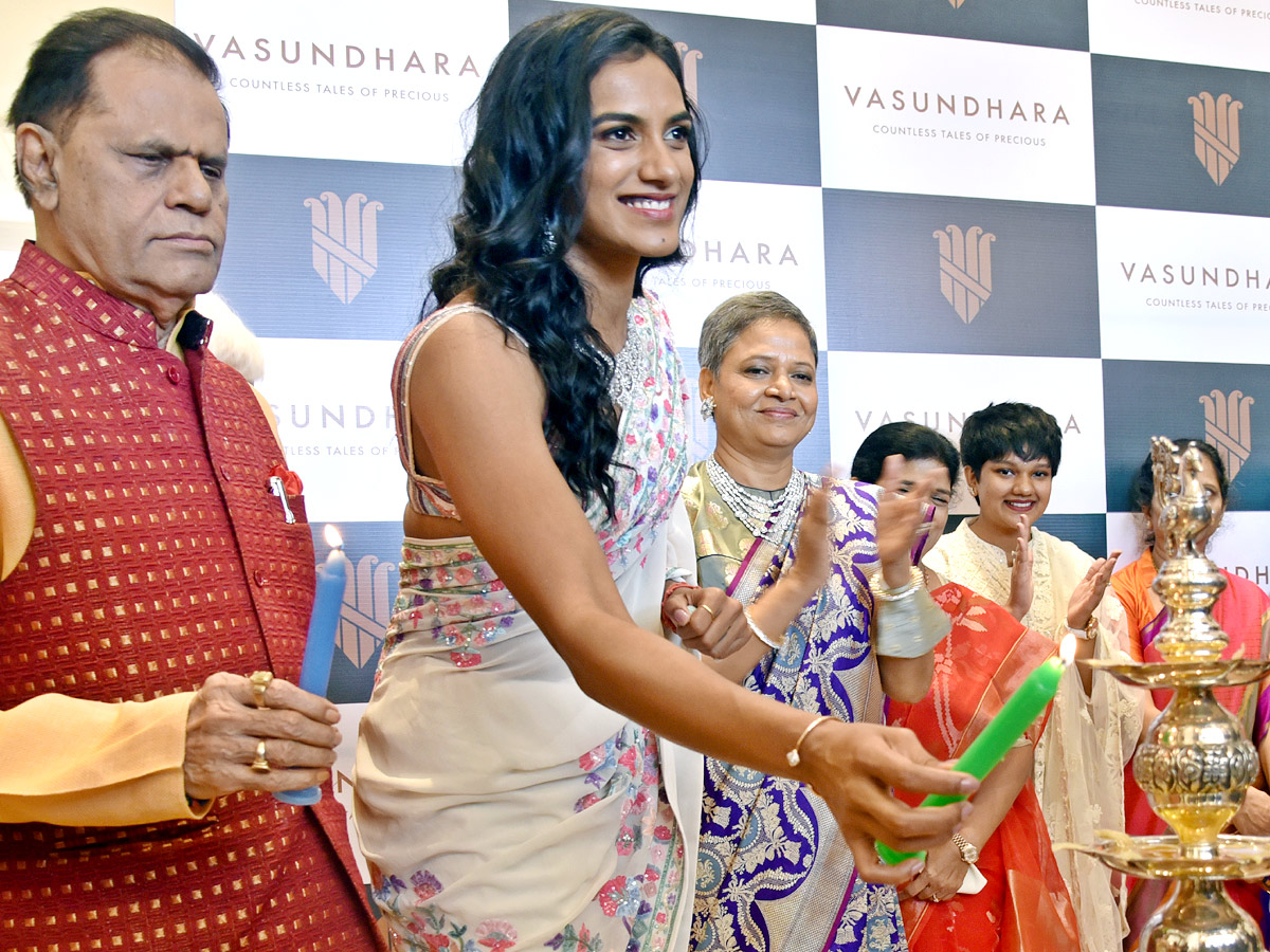 PV Sindhu Inaugurates 'Vasundhara' Jwellery store in Hyderabad Photo Gallery - Sakshi5