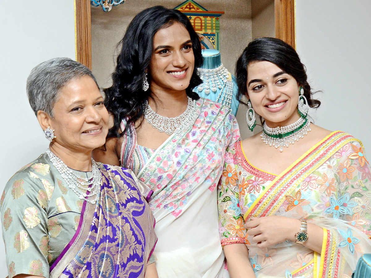 PV Sindhu Inaugurates 'Vasundhara' Jwellery store in Hyderabad Photo Gallery - Sakshi6