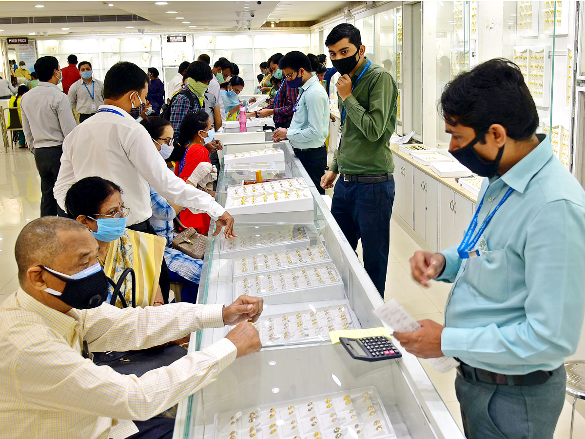 sravana masam 2021 jewellery shops rush photos - Sakshi1