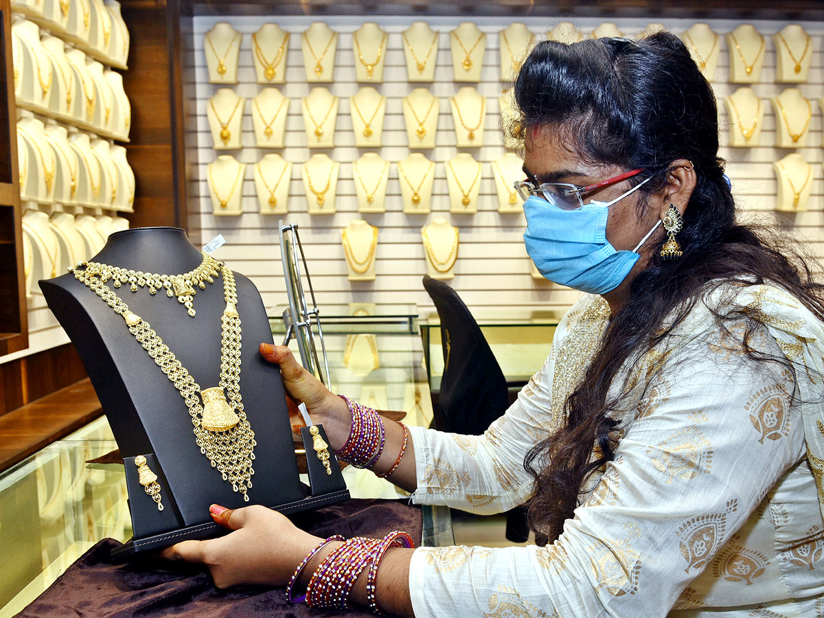 sravana masam 2021 jewellery shops rush photos - Sakshi10