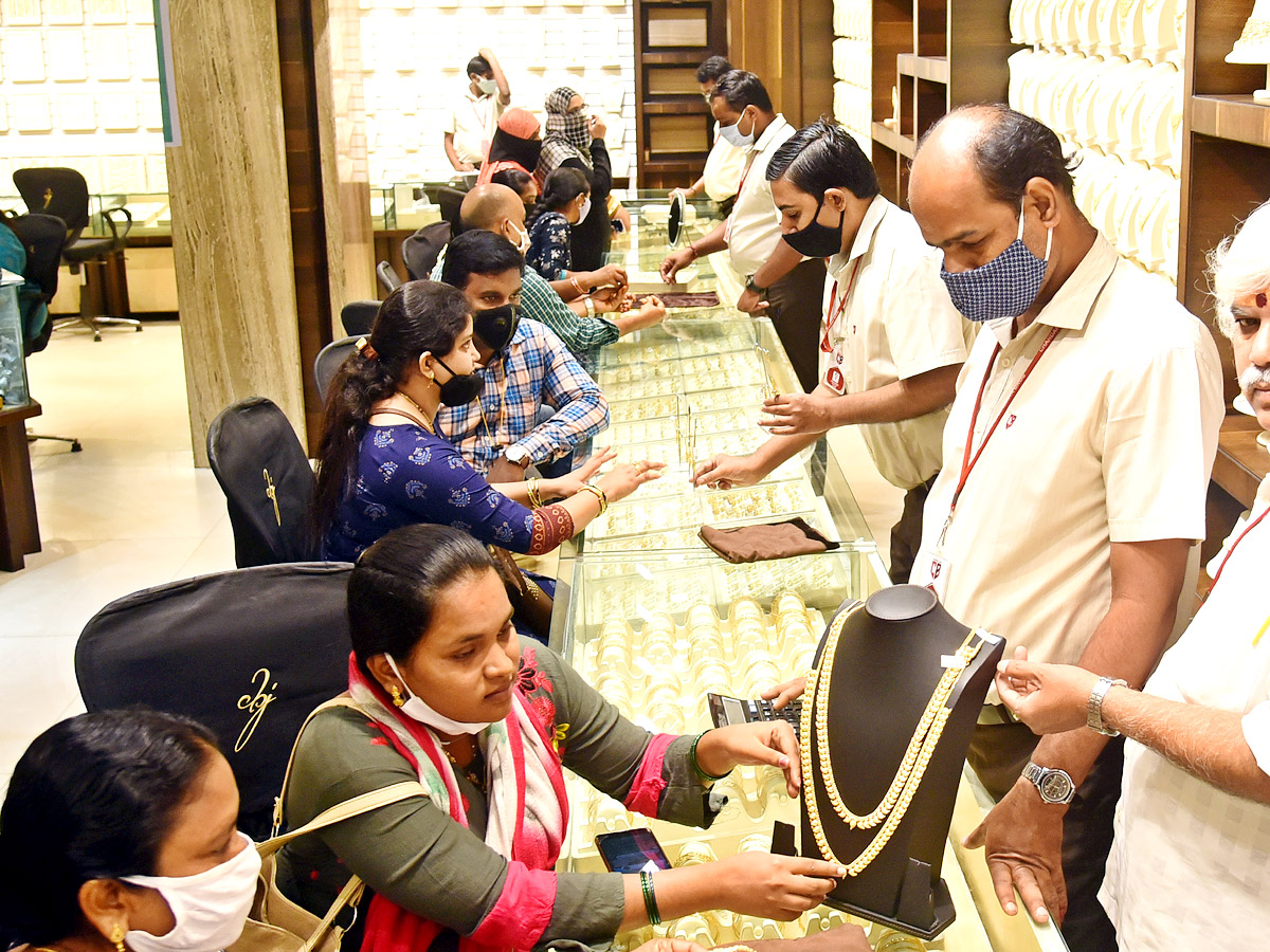 sravana masam 2021 jewellery shops rush photos - Sakshi11
