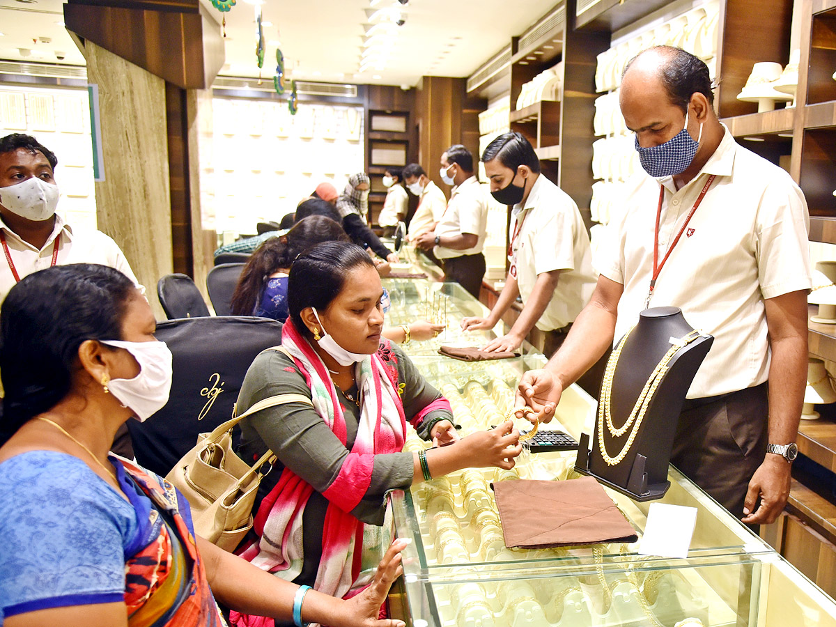 sravana masam 2021 jewellery shops rush photos - Sakshi12