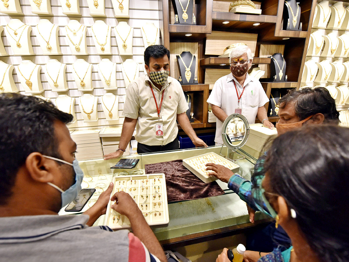sravana masam 2021 jewellery shops rush photos - Sakshi14