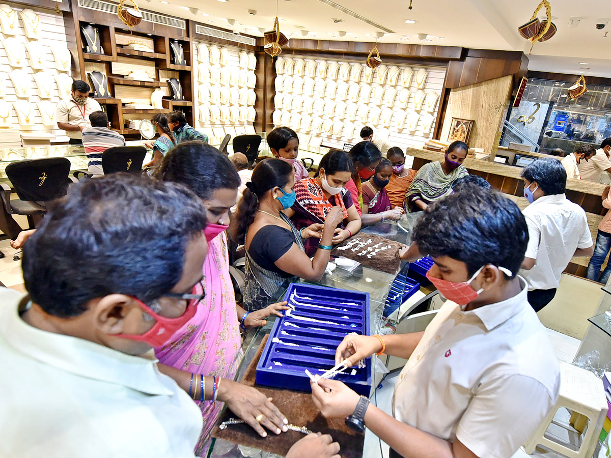 sravana masam 2021 jewellery shops rush photos - Sakshi15