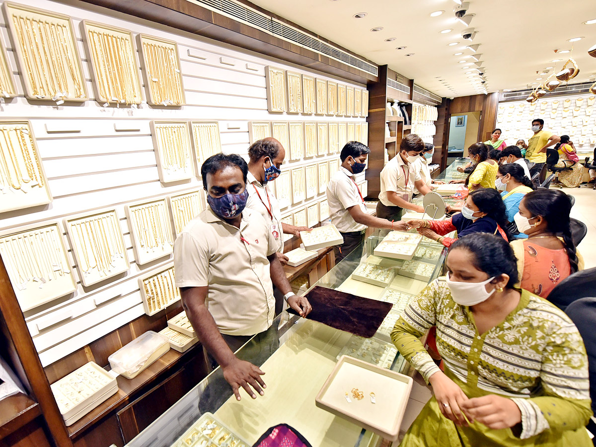 sravana masam 2021 jewellery shops rush photos - Sakshi16