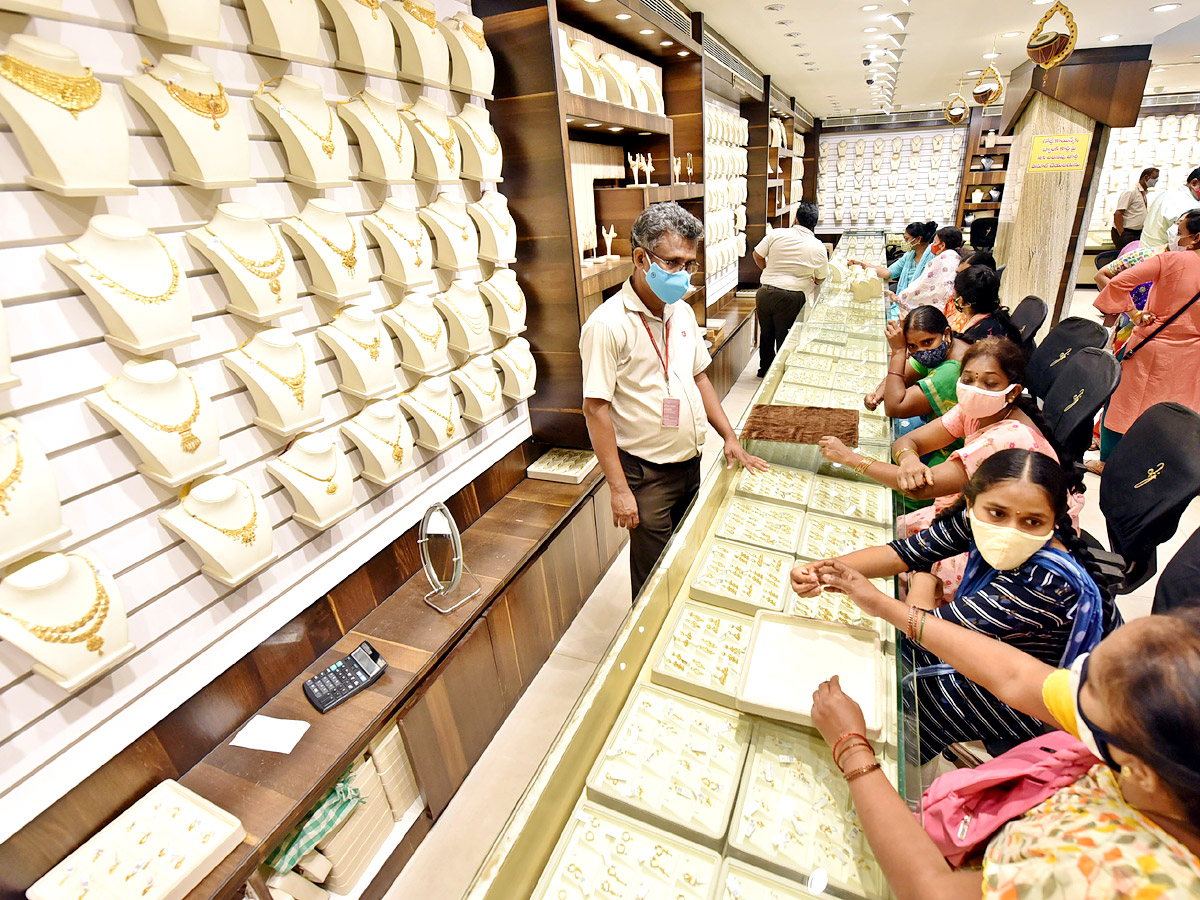 sravana masam 2021 jewellery shops rush photos - Sakshi17
