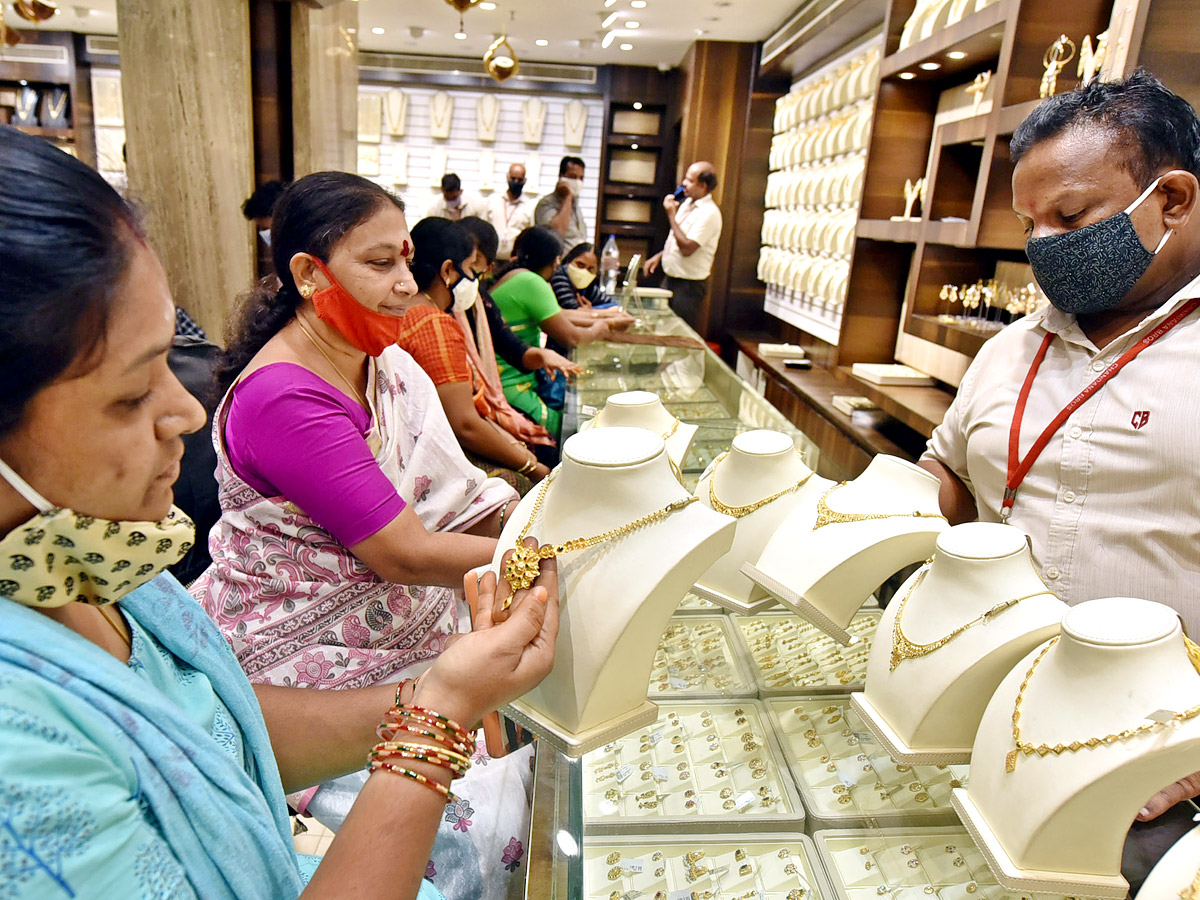 sravana masam 2021 jewellery shops rush photos - Sakshi18