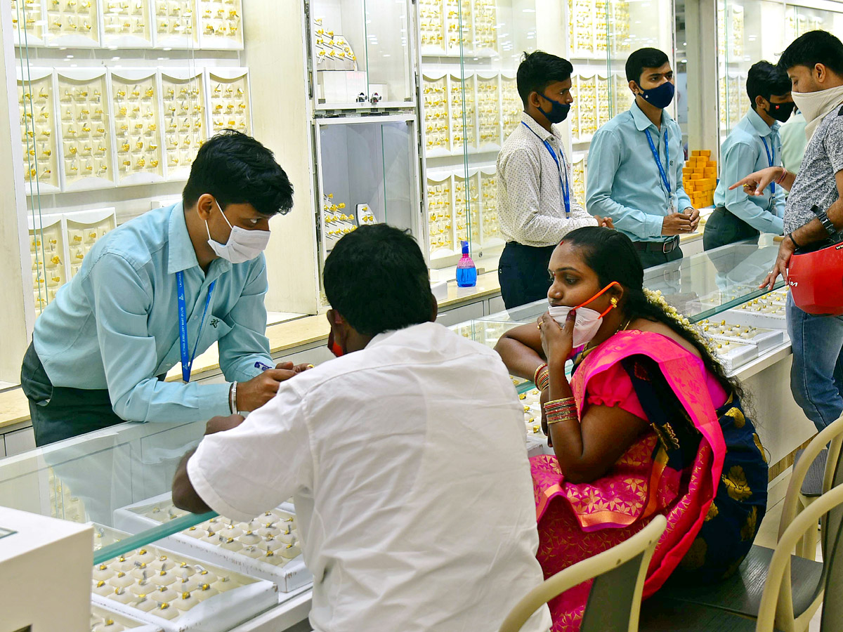 sravana masam 2021 jewellery shops rush photos - Sakshi19