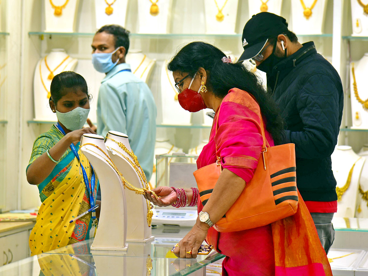 sravana masam 2021 jewellery shops rush photos - Sakshi22
