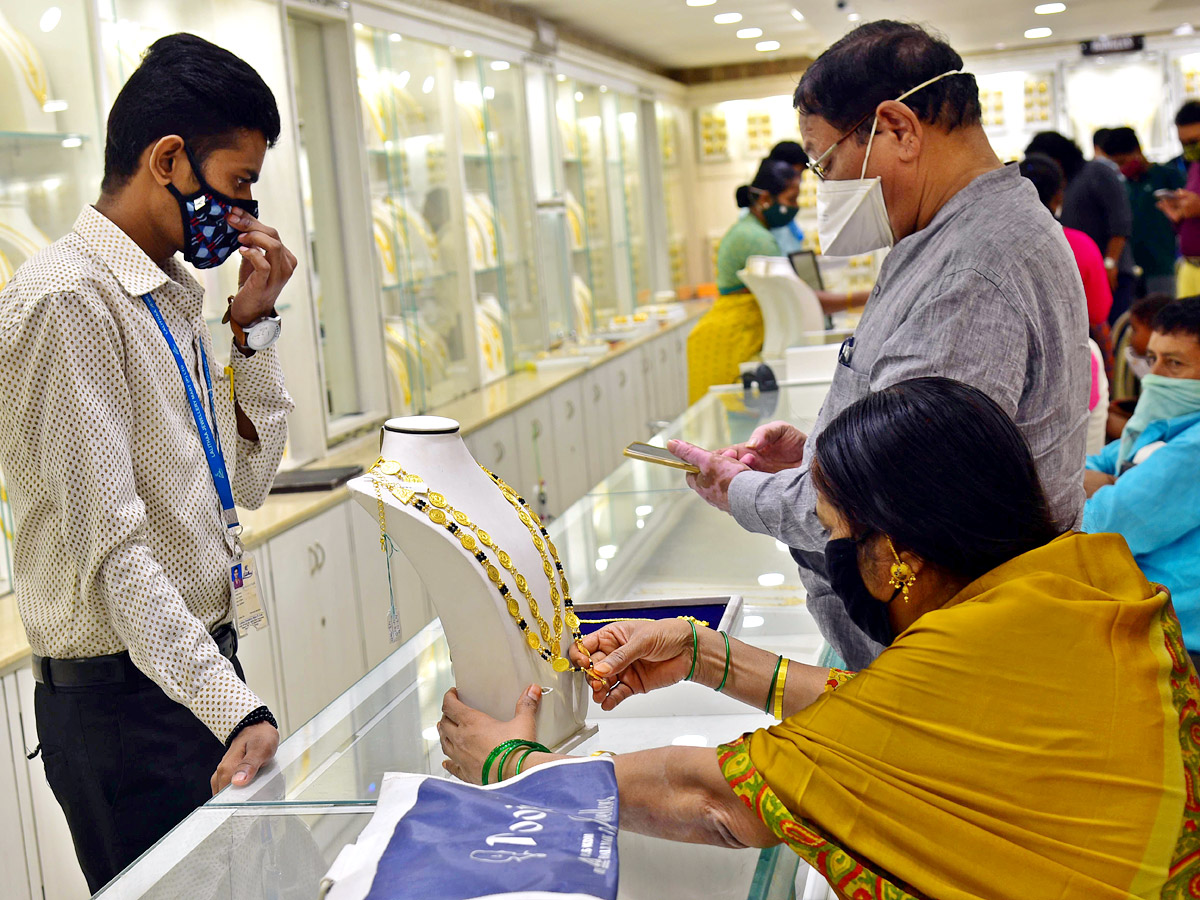 sravana masam 2021 jewellery shops rush photos - Sakshi23