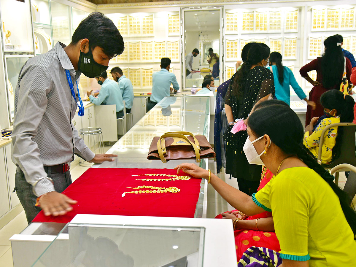 sravana masam 2021 jewellery shops rush photos - Sakshi24