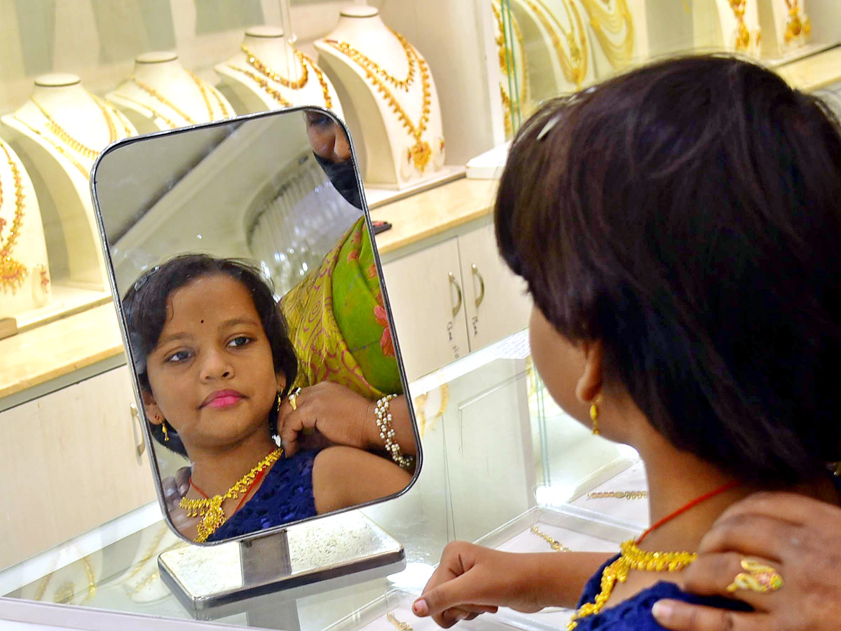 sravana masam 2021 jewellery shops rush photos - Sakshi25