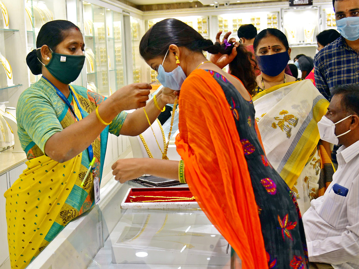 sravana masam 2021 jewellery shops rush photos - Sakshi3