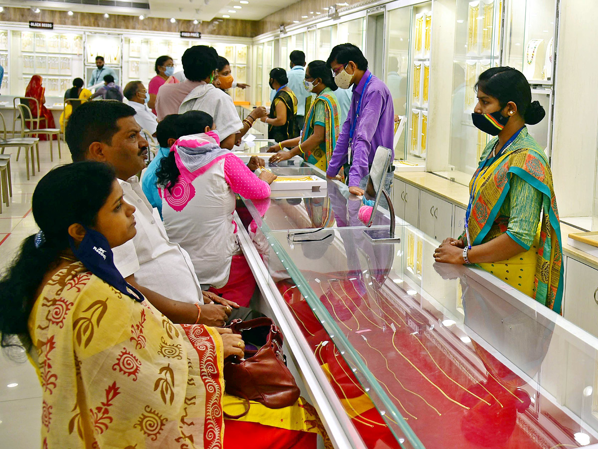 sravana masam 2021 jewellery shops rush photos - Sakshi4