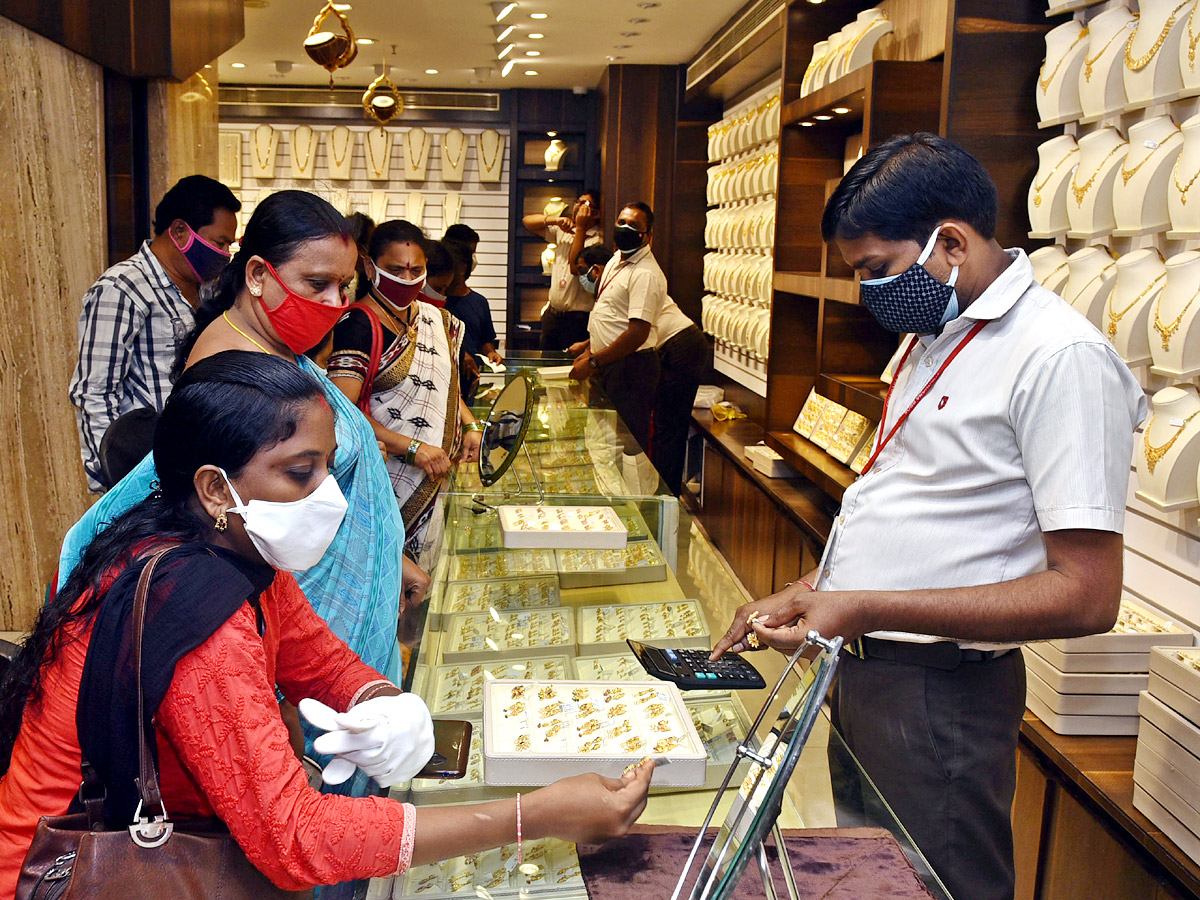 sravana masam 2021 jewellery shops rush photos - Sakshi6