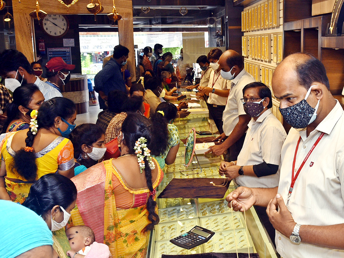 sravana masam 2021 jewellery shops rush photos - Sakshi7