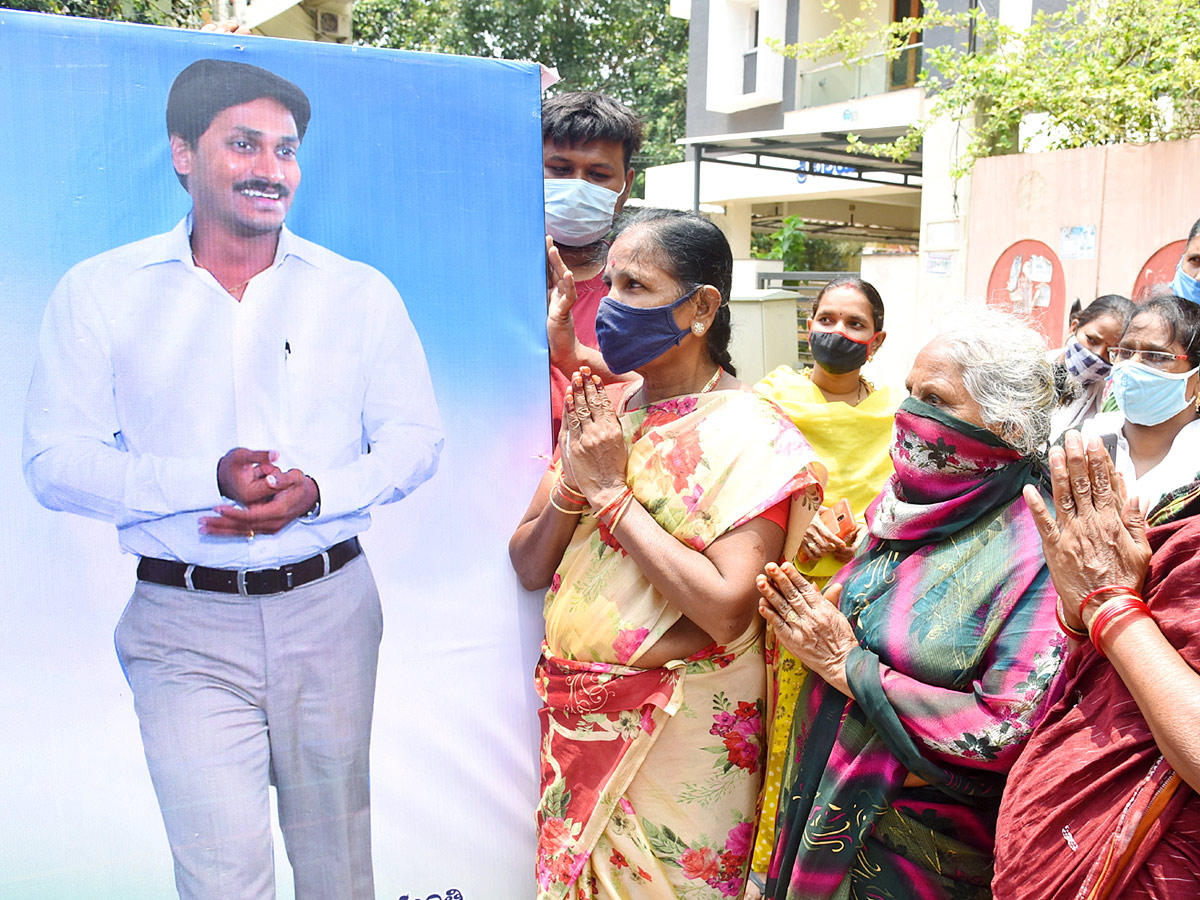 Agri Gold Depositors Happy On Get Compensation pics - Sakshi1