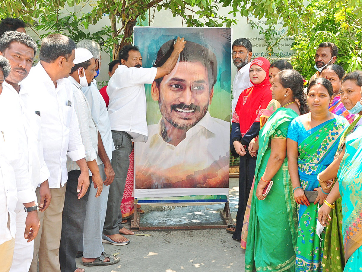 Agri Gold Depositors Happy On Get Compensation pics - Sakshi19