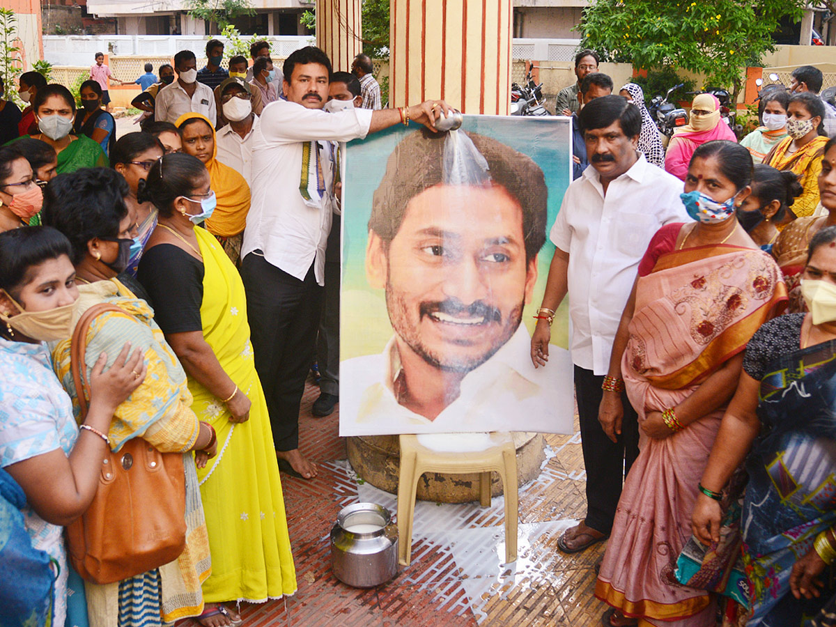 Agri Gold Depositors Happy On Get Compensation pics - Sakshi4