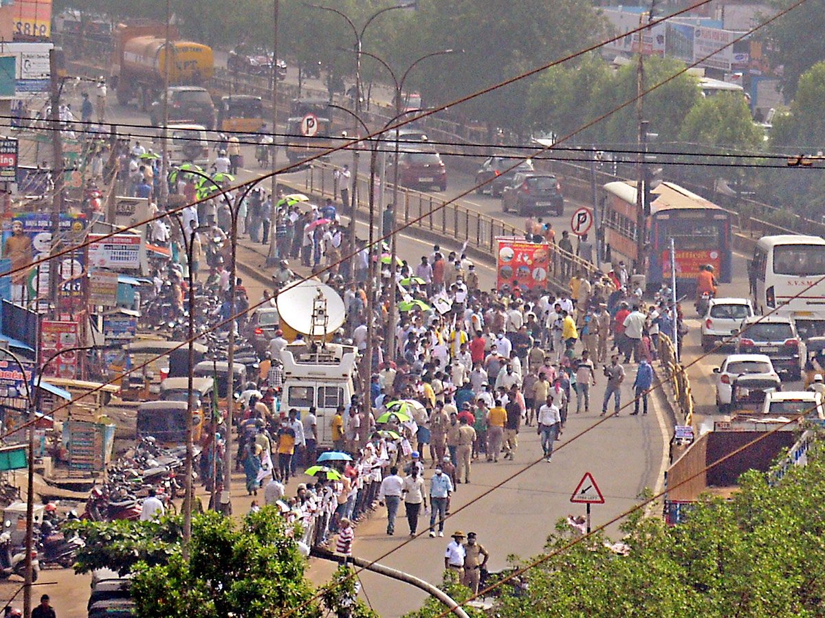 Workers Conduct Manava Haram Vizag Steel Plant Against Privatisation Photo Gallery - Sakshi11
