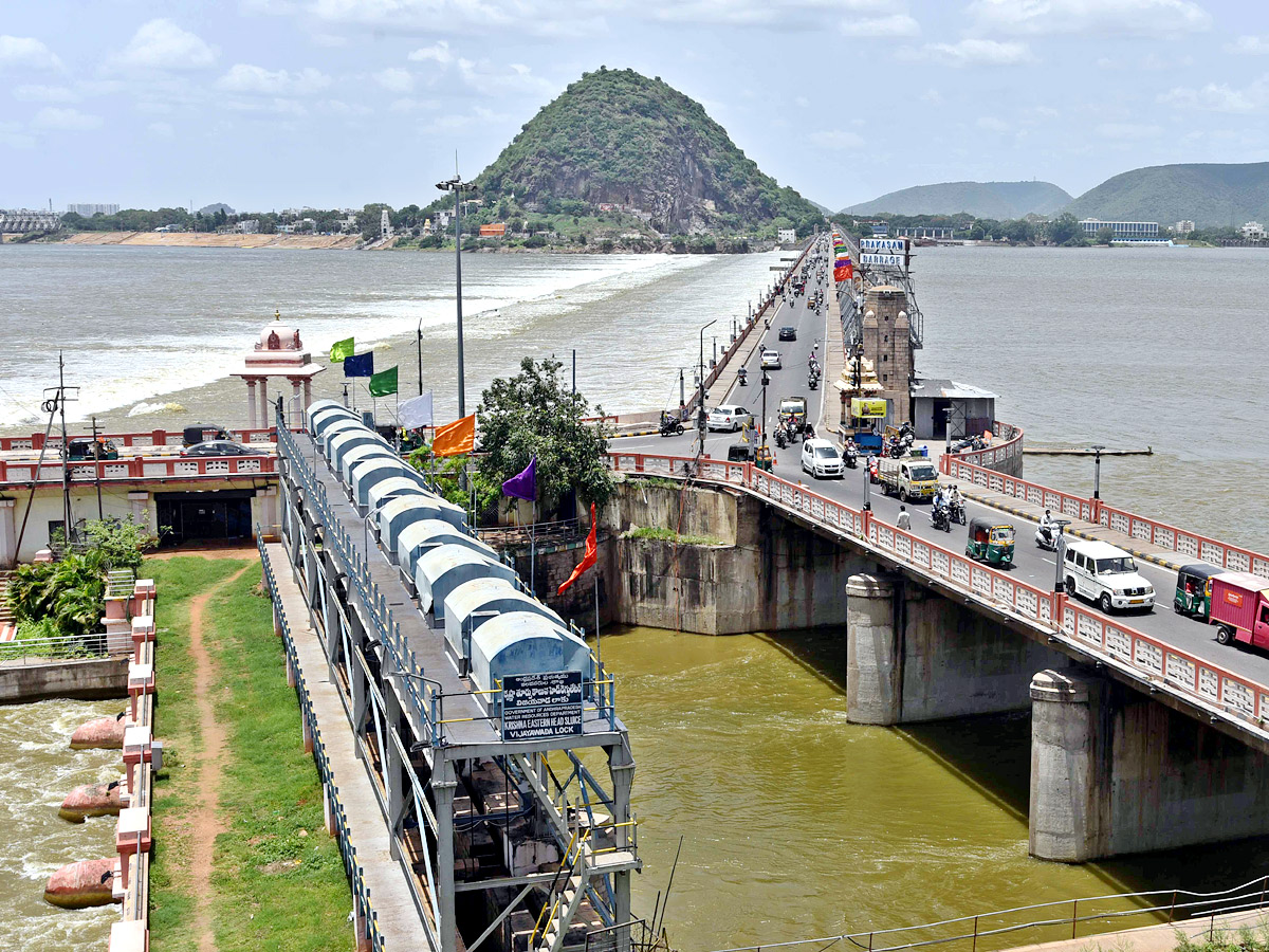 Heavy Flood Water Inflow Continues To Prakasam Barrage Photos - Sakshi9