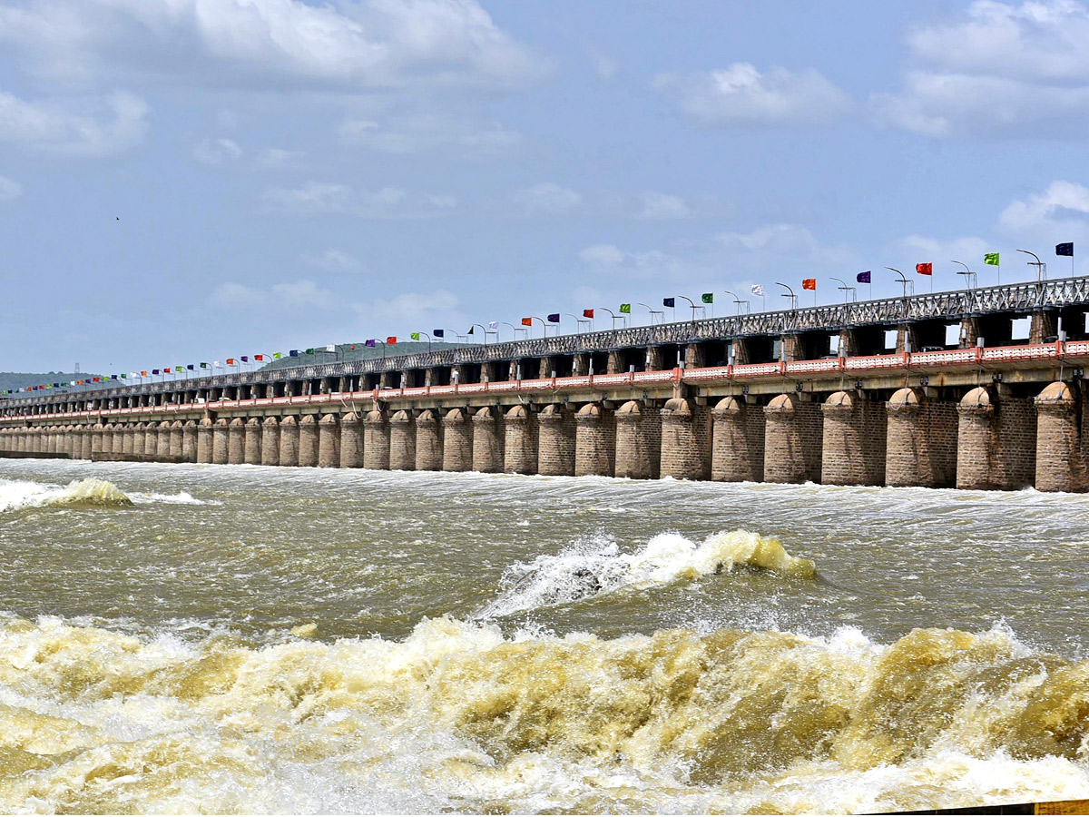 Heavy Flood Water Inflow Continues To Prakasam Barrage Photos - Sakshi11