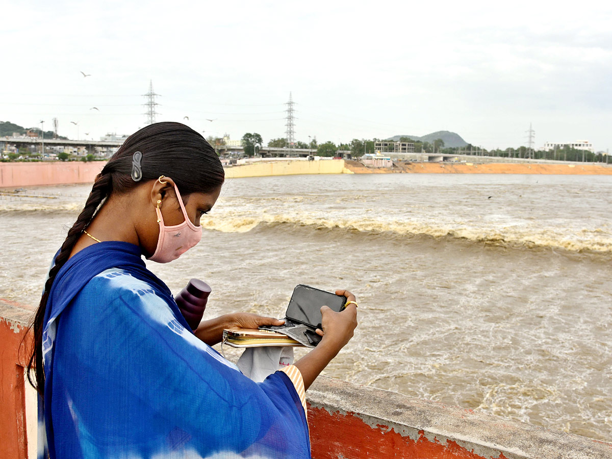 Heavy Flood Water Inflow Continues To Prakasam Barrage Photos - Sakshi13