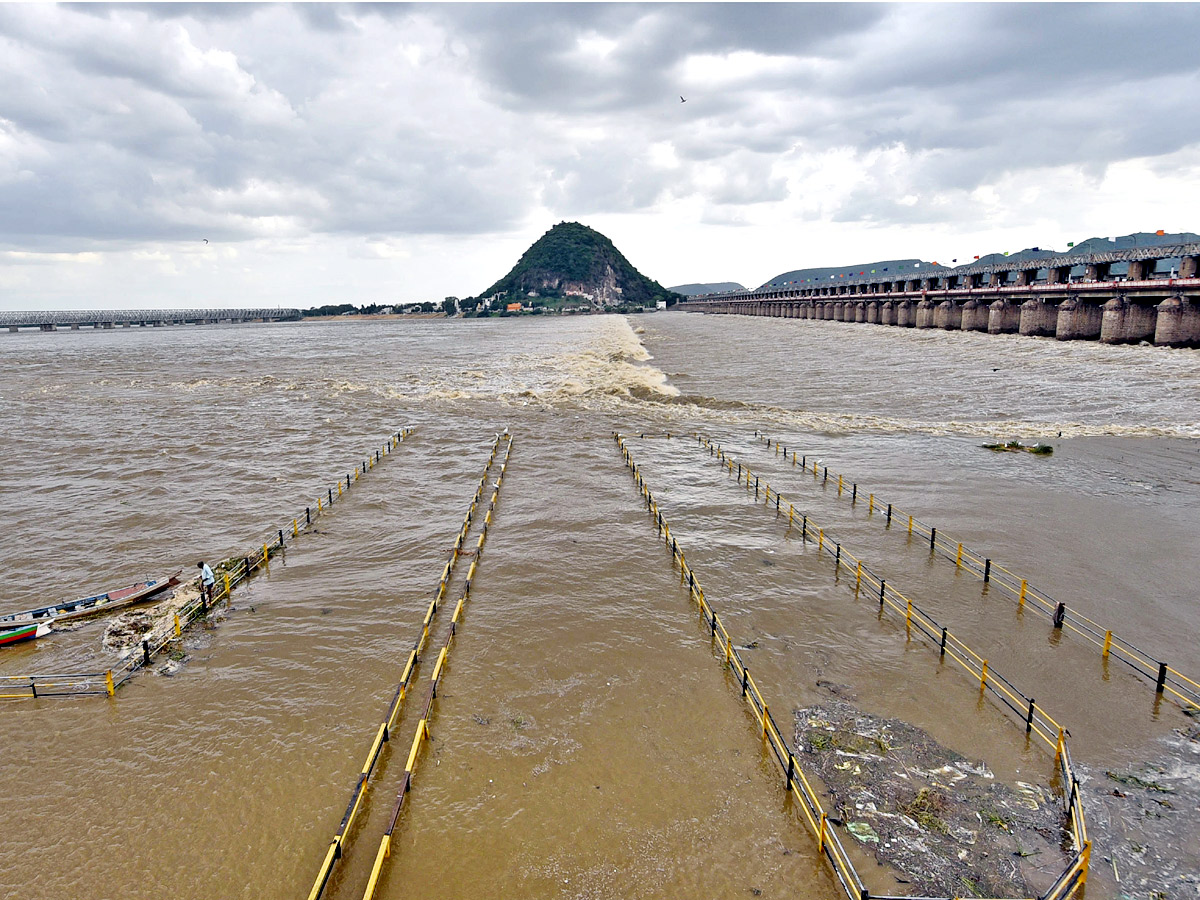 Heavy Flood Water Inflow Continues To Prakasam Barrage Photos - Sakshi14