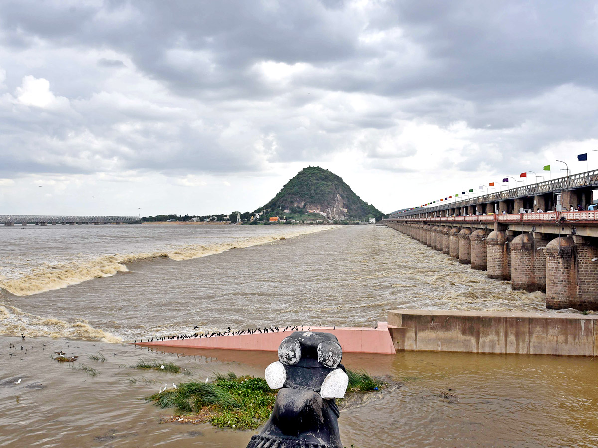 Heavy Flood Water Inflow Continues To Prakasam Barrage Photos - Sakshi15