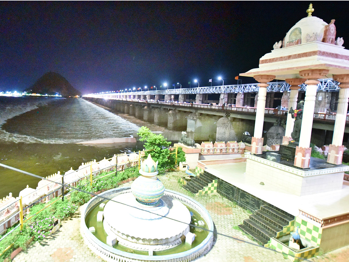 Heavy Flood Water Inflow Continues To Prakasam Barrage Photos - Sakshi18