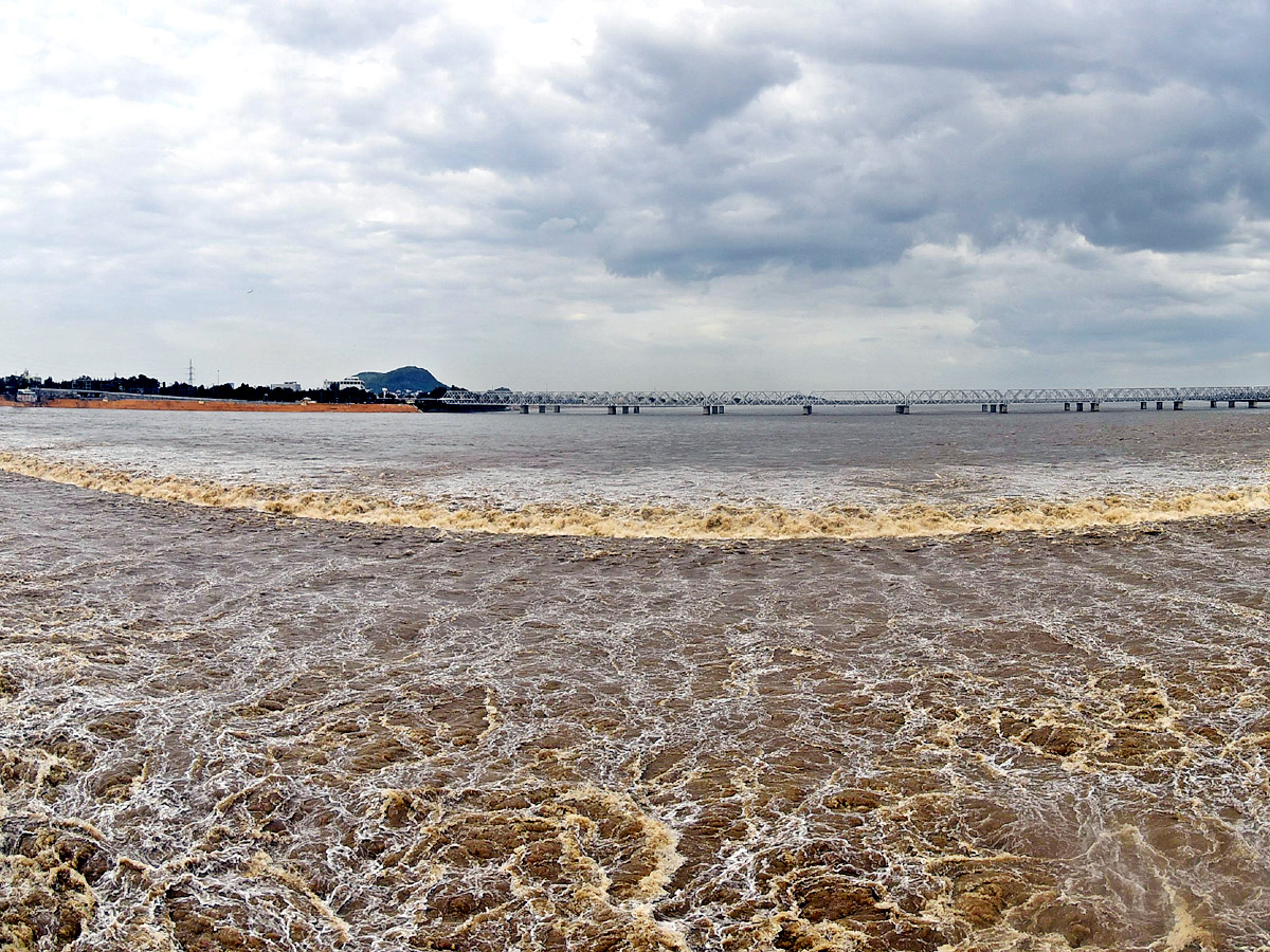 Heavy Flood Water Inflow Continues To Prakasam Barrage Photos - Sakshi2