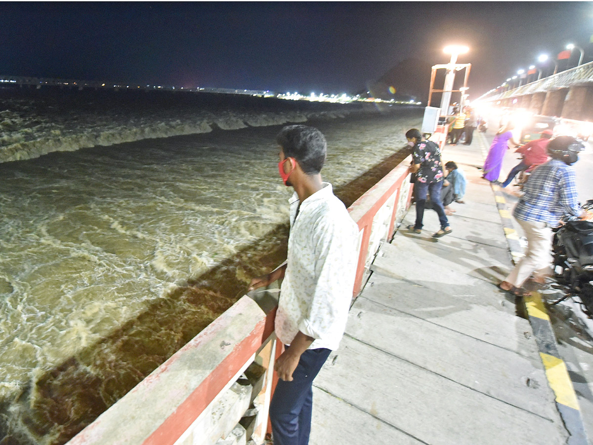 Heavy Flood Water Inflow Continues To Prakasam Barrage Photos - Sakshi20