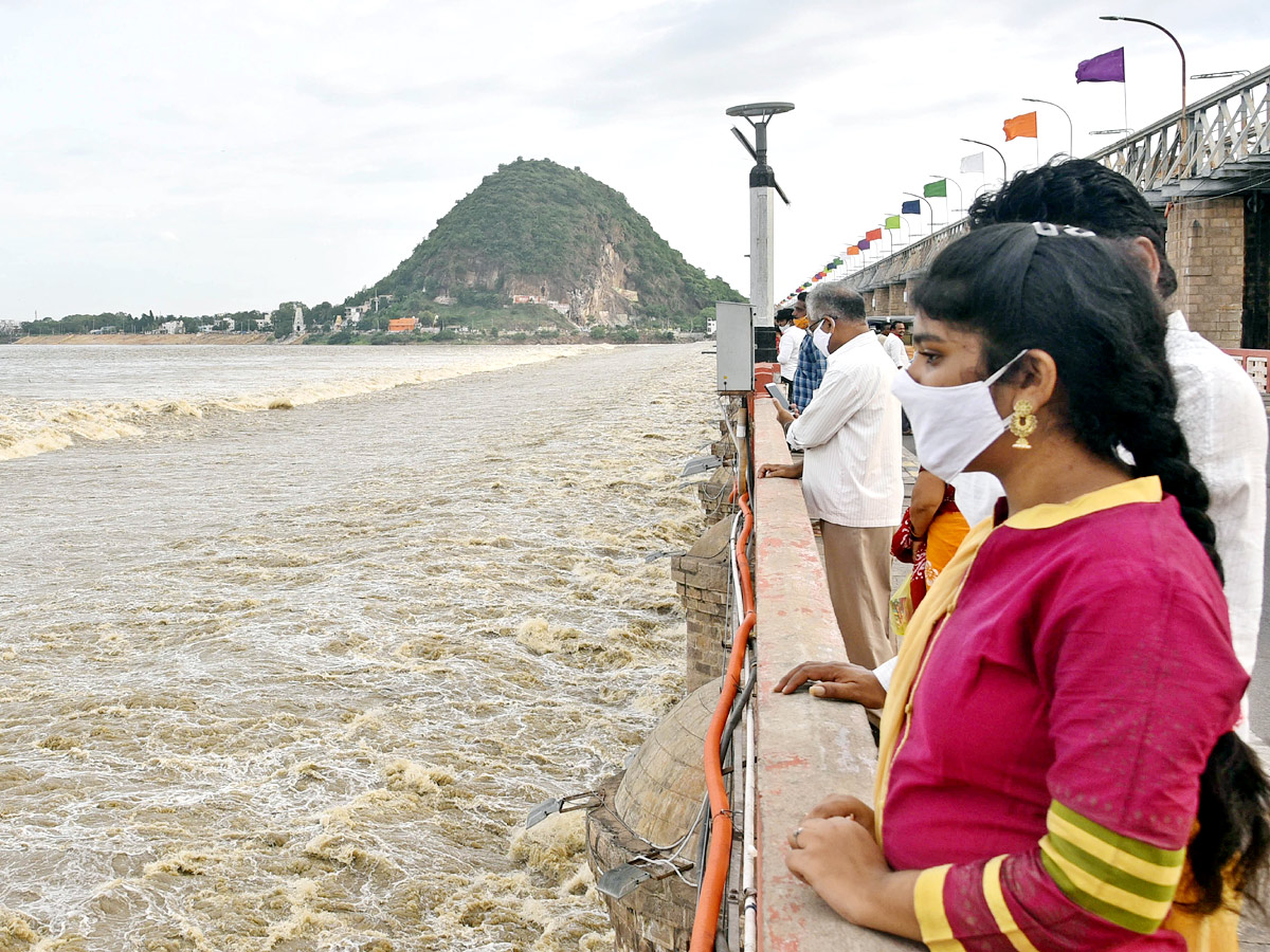 Heavy Flood Water Inflow Continues To Prakasam Barrage Photos - Sakshi21