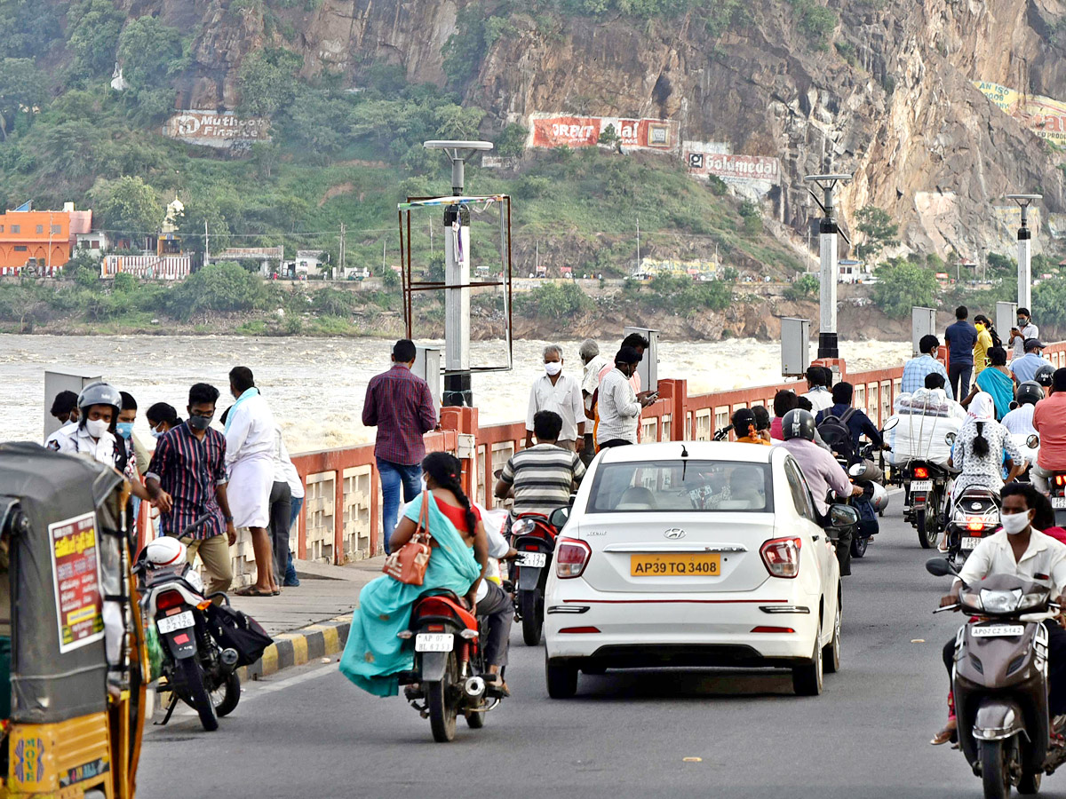 Heavy Flood Water Inflow Continues To Prakasam Barrage Photos - Sakshi23