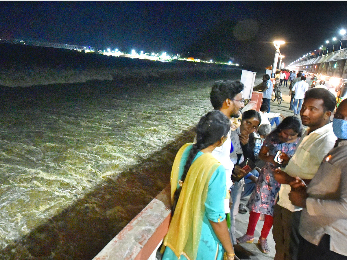 Heavy Flood Water Inflow Continues To Prakasam Barrage Photos - Sakshi24