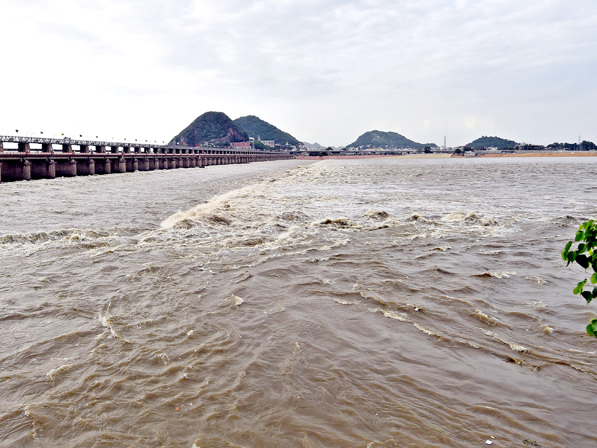 Heavy Flood Water Inflow Continues To Prakasam Barrage Photos - Sakshi3