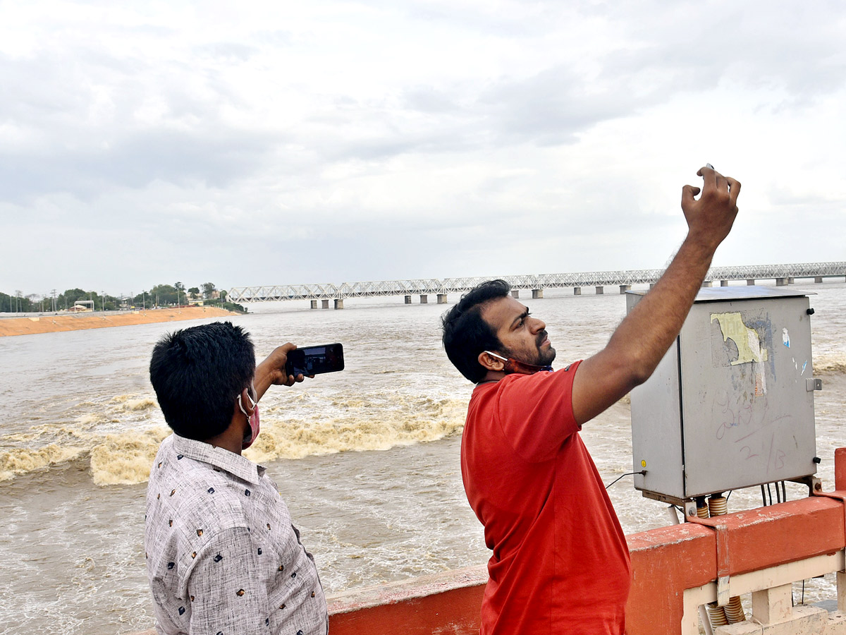 Heavy Flood Water Inflow Continues To Prakasam Barrage Photos - Sakshi7