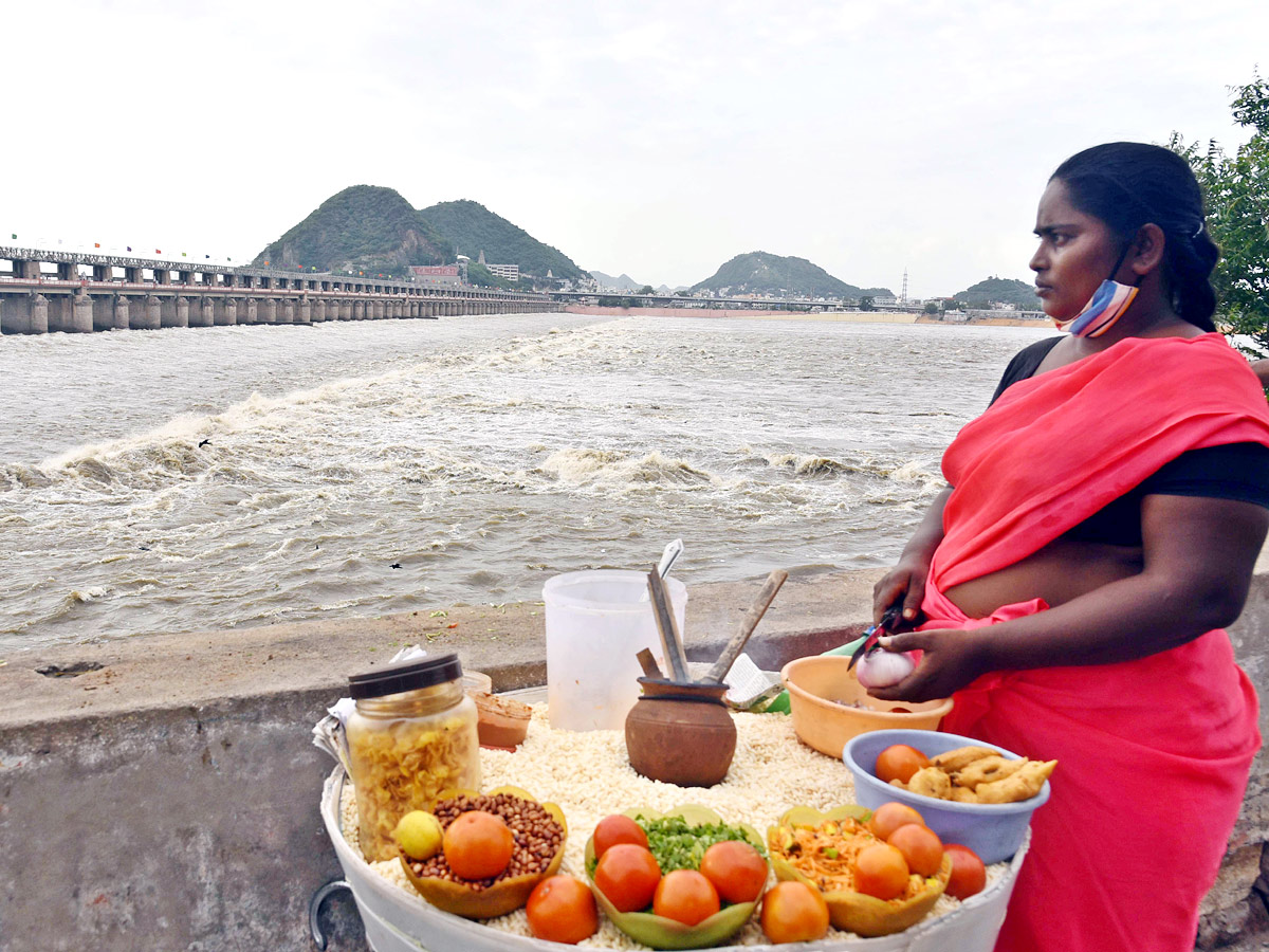 Heavy Flood Water Inflow Continues To Prakasam Barrage Photos - Sakshi8