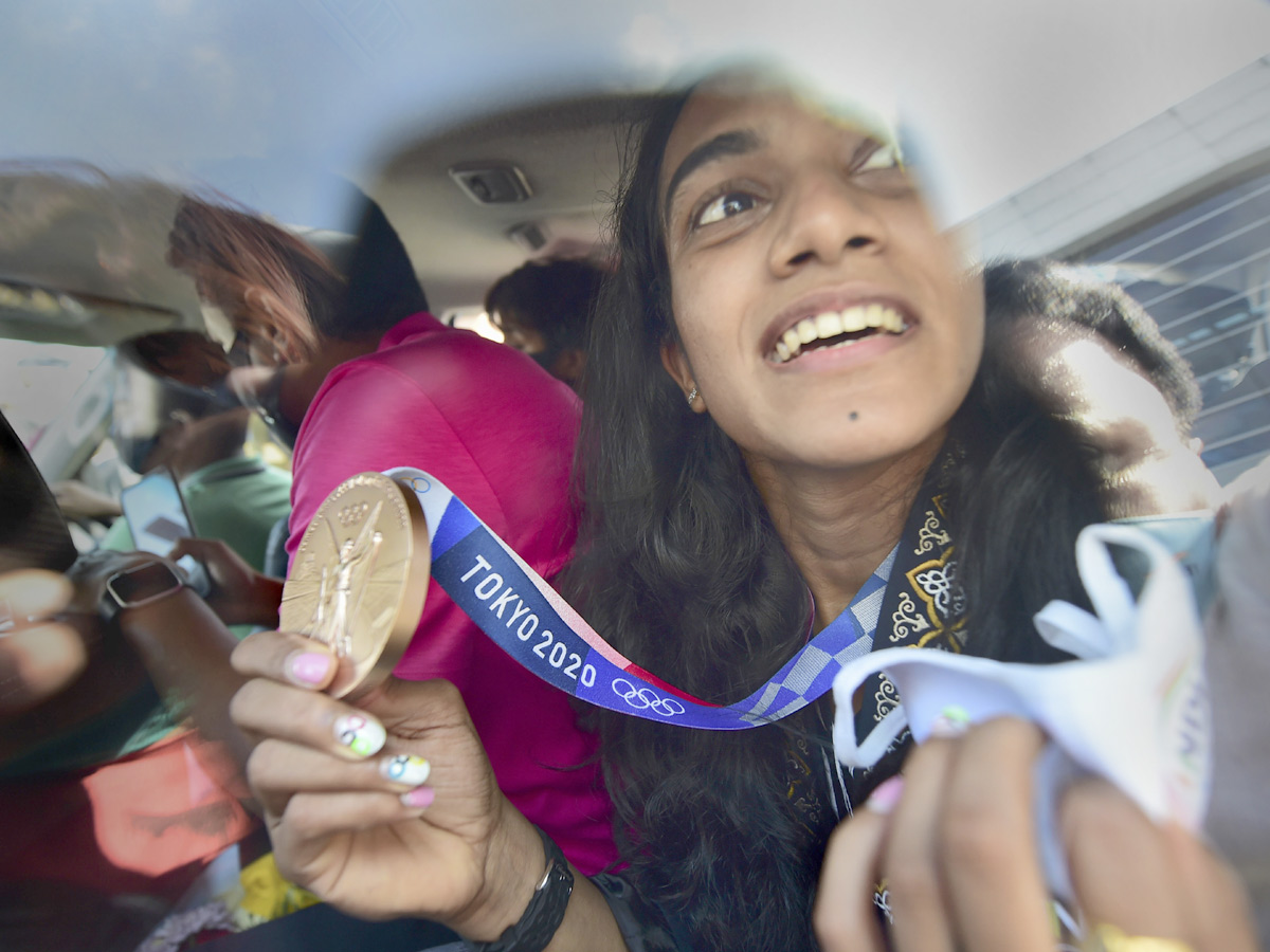 PV Sindhu receives grand welcome at Delhi airport Photo Gallery - Sakshi2